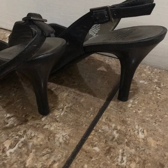 Black heels - Picture 2 of 2